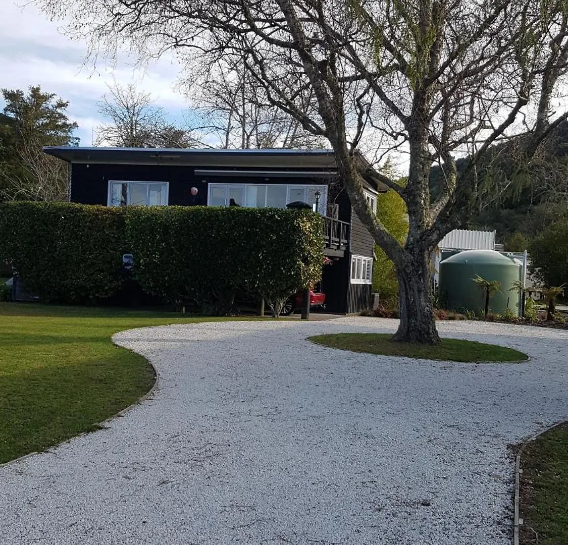 Perfect Lakeside Summer House Rotorua Ferienhaus